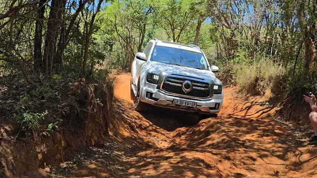 A 4x4 vehicle negotiating the Snot Klap obstacle at De Wildt 4x4.